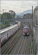 W�hrend der SNCF Z 31500 (Coradia Polyvalent r�gional tricourant) als L�man Express aus Richtung Annemasse den Bahnhof von Gen�ve erreicht, ist ein Twindexx als IC 1 713 auf dem Weg vom Bahnhof Gen�ve A�roport nach St. Gallen. Das Bild wurde einige hundert Meter westlich des Bahnhofs von Gen�ve bei St-Jean aufgenommen. 

23. Juli 2026