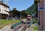 Ein TMR Beh 4/8 erreicht als Regionalzug von Martingy den Bahnhof von Vallorcine, w�hrend unter dem Bahnsteigdach im Schatten der TMR/SNCF BDeh 4/8 21 als Anschlusszug nach St-Germain-les