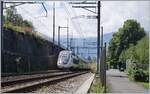 Der inoui TGV Rame 4715 bei Villeneuve mit einem blauen Zwergsignal, wie sie bei ETCS Betrieb Verwendung finden.