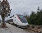 TGV Lyria (mit einem bereits für Nordfrankreich umgemalten InOui-TGV) auf der Fahrt von Paris nach Lausanne beim Halt in Frasne.