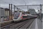 Ein TGV Lyria von Lausanne nach Paris fährt ohne Halt durch den Bahnhof von Renens VD.