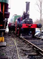 Wartungsarbeiten in Chinnor (Oxfordshire, England) an einer Dampflokomotive mit Namen  The Blue Circle  des Herstellers  Aveling & Partner .