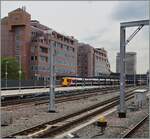 In Reging (GB) haben die Arbeiten für die Elektrifizierung der Strecke London - Bristol/Exeter begonnen. Im Hintergrund ist ein Class 458 zu sehen. Das Bild entstand aus dem Zug, welcher bei den Einstiegstüren Fenster zum Öffnen aufweist. 

21. Mai 2014