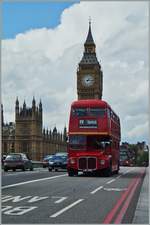 Ein klassischer Doppelstockbus vor dem Big Ben. 
London, den 22. Mai 2014