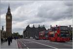 Londoner Doppelstockbusse auf der Westminster Brücke in London vor dem Hintergrund des Big Ben. 

22. Mai 2014