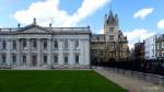 Cambridge - Senate House und Gaius College. In diesen historischen Gebäuden werden den Studienabsolventen die Doktorhüte verliehen.