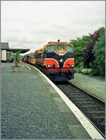 cie-class-071/858070/die-cie-iarnr243d-201ireann-diesellok-cc Die CIE (Iarnród Éireann) Diesellok CC 087 mit dem IC Dublin - Roosslare beim Halt in Wexford. 

Analog Bild vom Juni 2001