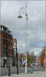 Eine der vielen, kunstvoll gestalteten Strassenlampen in den Strassen von Dublin. 

25. April 2013