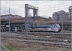 Leider nicht ganz gelungen ist dies über Gleise und Bahnsteige gemachte Bild der FS Trenitalia E 401 028 (91 83 2401 028-2 I-TI) mit ihrem IC in Reggio Emilia.