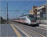 Ein mit zwei Triebköpfen bzw. E-Loks E 414 bestückter FS Trenitalia IC auf der Fahrt nach Lecce bei der Durchfahrt in Polignano a Mare. 

22. April 2023