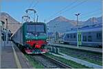 Die Trenord 464 446 (91 83 2464 446-0 I-TN) ist mit ihrem  Regionale  aus Milano in Domodossola angekommen und wendet hier, weshalb für einen kurzen Moment beide Stromabnehmer an der Gleichstrom