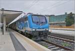 Die FS Trenitalia E 464 242 ist mit ihrem Nachzug in Siracusa angekommen.

16. M�rz 2026