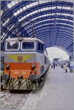 Die FS E 656 234 in Milano. Auf diesem gescannten Bild aus Jahre 1986 zeigt sich die Lok noch in ihrer ursprünglichen Farbgebung und ohne jeden Graffiti, dass damals noch unbekannt war.