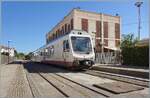 Nur kurze Zeit blieb f�r den Programmpunkt 'Bahnfotografie Sardinen', danach schauten wir uns den wundersch�nen Ort Alghero an. Und zugegebenermassen muss ich festhalten, dass ein (mir von der Form her bekannter) Stadler Doppeldieseltriebwagen als Mo ...