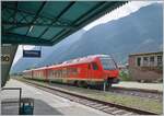 Der bimodulare FS Trenitalia BUM BTR 813 001 beim Halt in Verres im Aosta Tal. Der Zug ist als RE von Torino Porta Nuova nach Aosta unterwegs. Der Zug kann mit Dieselmotoren oder elektrisch mit 3000 Volt Gleichstrom betreiben werden, verfügt für die Achsanordnung Bo' 2'2'2' Bo'. Von Torino bis Ivrea nutzte der Triebzug die Fahrleitung, ab Ivrea seine Dieseltraktion. 

17. Sept. 2023