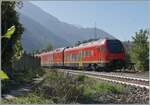 Der bimodulare FS Trenitalia BUM BTR 813.001 von Torino nach Aosta verlässt im Gegenlicht den Bahnhof von Chatillon Saint Vincent.