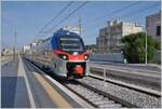 In Trani fährt ein neuer, moderner Triebwagenzug ein. Der ETR 104 ist als Regionalzug auf der Fahrt von Foggia nach Bari. 

23. April 2023