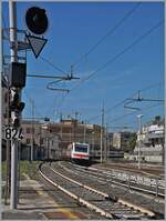 Dr FS Treniatila ETR 460 026 verlässt Civitavecchia als Frecciabianca FB 8620. Der neunteilige Zug ist auf dem Weg von Roma Termin nach Milano Centrale (via Grosseto - Genova). Die ETR 460 021 - 030 mit der Achsformel (1A)'(A1)' + (1A)'(A1)' + 2 ...