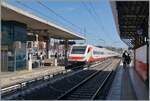 Der FS Trenitalia ETR 685 026 erreicht als Frecciabianca den Bahnhof von Civitavecchia. Der Zug ist auf dem Weg von Roma nach Milano (via Pisa - Genova).

19. Sept. 2025