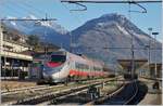 Ein FS Trenitalia ETR 610 verlässt als EC 35 von Genève nach Milano Centrale den Bahnhof von Domodossola.

8. April 2019