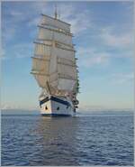 Von einem Schiff aus hatte ich die einmalige Gelegenheit dieses wunderschöne Fünf-Mast-Segelschiff mit Voll-Segel zu fotografgieren: der ROYAL CLIPPER ist bei in der Nähe von Palmarola