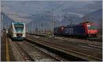 Während in Domodossola ein FS Ale 501  Minuetto  auf die Abfahrt nach Novara wartet, rangieren zwei SBB Re 484 um die RoLa mit demselben Ziel zu übernehmen.
