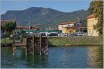 Dies Bild ist auf den ersten Blick kaum als Bahnfoto zu erkennen, doch der seit vielen Jahren nicht mehr in Betriebe stehende Steg in Porto Ceresio diente wohl dem Bahngüterumschlag auf den Schiffsverkehr des Lago di Lugano. 


Der Steg mag in die Jahre gekommen sein, aber ein neuen Schild an der Strasse zum Steg der RFI weisst darauf hin, dass das Betreten dieser Bahninfrastruktur verboten sei.

29. Sept. 2018