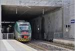 Der Trenord RE 5308 nach Porto Ceresio verschwindet in Induno Olona in einem überdecktne Streckenabschnitt auf dem Weg nach Arcisate. 

27. April 2019