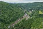 Ein Blick auf den Keilbahnhof von Kautenbach (Lux). Der Bahnhof liegt an der  Nord-Strecke  Luxembourg - Troisvierges - (Li�ge). In Kautenbach zweigt die knapp 10 km Lange Stichstrecke nach Witz ab. Im Bahnhof ist ein CFL Z 2000 zu erkennen, der die Strecke nach Wiltz bedient. 

1. Juni 2013