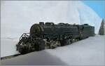 H0/872307/die-selbst-in-h0-maechtige-mallet Die selbst in H0 mächtige Mallet Dampflok 2-8-8-2 - Y6b 2197 der Norfolk & Western kämpft sich durch den Schnee. Die Konstruktion der Mallet Vorbildloks Loks basiert Angaben, welche die U.S.R.A. (United States Raitroad Administration) während des Ersten Weltkriegs eingeführt hat. Die die Loks der Klasse Y6b wurde ab 1936 ausgeliefert. Grundsätzlich wurde die Klasse Y6b so konstruiert, dass sie schwere Güterzug mit 30 mp/h ziehen konnte, doch unter guten Bedingungen konnten auch bis zu 50 mp/h erreicht werden. 

Das Modell dieser Gelenklokomotive Typ Mallet „Y 6 b“ der 'Norfolk & Western' dürfte gut 50 bis 60 Jahre alt sein und ist eine von der Grüsse her sehr beeindruckende Modellumsetzung. Nicht ganz logisch scheint mir, weshalb der Motor bei soviel Platz in das Führerhaus gequetscht wurde, um dann durch lange kardanischen Wellen die weit entfernten 'Drehgestelle' anzutreiben. Der Tender ist vorbildgerecht mit zwei dreiachsigen 'Buckeye'-Drehgestellen ausgestattet, die auch zur Stromabnahme herangezogen werden. 

Das Modell dürfte gut zwanzig bis dreissig Jahre lang nicht mehr gefahren sein, nachdem ich das Modell zerlegt und bewegliche Teile entfettet und neu eingeölt habe, fährt es seit gestern wieder, auch wenn mir für den Auslauf des mächtigen Modell sowohl die Wagen als auch die Strecke fehlt. 

12. Jan. 2025