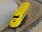 Ein futurischtisches N Spur Modell aus Japan als  Leihgabe  und die geh�rt (mehr oder weniger) der SBB; genauer gesagt, es regelt die Pausen bei uns am Schalter und dies auf eine simple Art, wie es schon die Eisenbahnen in England gehandhabt haben: Wer den Fahrtberechtigungsstab hat, darf fahren, oder eben, wer den gelben Zug hat, darf in die Pause. Somit ist in England f�r die Sicherheit gesorgt und in Lausanne f�r gen�gend Personal am Schalter. 

im Juni 2026 