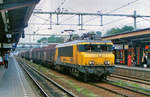 bb-1600/679902/am-2-februar-2008-durchfahrt-ein Am 2 Februar 2008 durchfahrt ein Stahlzug mit RaiLioN 1606 Arnhem Centraal.