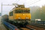 NS 1629 zieht ein GUterzug durch Nebel und Dordrecht-Zuid; 22 Januar 1999.