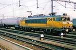 Mit ein Gaskesselwagenzug verlässt NS 1625 am 3 Juni 1997 Venlo.