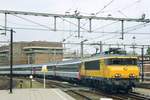 bb-1800/678593/ns-1831-treft-mit-ec-105 NS 1831 treft mit EC 105 BERNER OBERLAND am 1 Augustus 2003 in Arnhem ein.