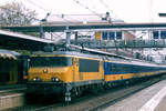 Am kalten 23 Dezember 2003 hält NS 1836 mit ein IC nach Den Haag in Dordrecht.