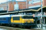 NS 1841 senkt deren Stromabnehmer in 's-Hertogenbosch mit ein TTC-Nachtzug am 5 Augustus 2008.