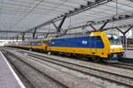 br-186-traxx-140ms/686455/ns-186-001-haelt-am-25 NS 186 001 hält am 25 Oktober 2015 in Roterdam Centraal.