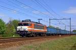 rail-force-one-4/695920/orange-blanje-bleu-rfo-1828-orange Orange Blanje Bleu: RFO 1828 (Orange und Weiss) schleppt blaue Eanos-Wagen durch Wijchen am 10 April 2020.