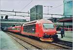 Die NSB El 18 2257 steht mit einem Schnellzug in Oslo S zur Abfahrt bereit. 
Analogbild vom April 1999 