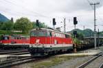 ÖBB 2043 010 schiebt ein Güterzug aus Schwarzach-St.Veit nach am 29 Mai 2004.