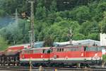Am 29 Mai 2004 verlässt 2043 032 mit ein Bauzug Schwarzach-St.Veit.