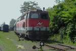 Ex-ÖBB 2043 037 schiebt ein Pendelzug durchs Gelände vons Heizhaus Strasshof am 21 Mai 2023.