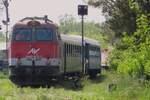 Ex-ÖBB 2043 037 schiebt ein Pendelzug durchs Gelände vons Heizhaus Strasshof am 21 Mai 2023.