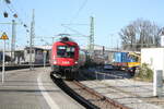 1016 017 der ÖBB mit dem REX bei der Einfahrt in den Endbahnhof Lindau Insel (ehemals Lindau Hbf) am 24.3.21