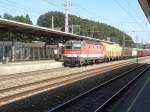 1144 xxx bei der Durchfahrt in Vöcklabruck mit einem Güterzug am 12.08.2013