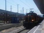 1063 004 mit einem Güterzug aus Lenzing am 16.08.2013 bei der Durchfahrt in Attnang-Puchheim.
