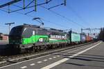 european-locomotive-leasing-ell/768701/rfo-193-742-zieht-ein-containerzug RFO 193 742 zieht ein Containerzug durch Blerick am 4 März 2022.