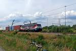 lte/701093/nach-ers-railways-und-lte-ist Nach ERS Railways und LTE ist Rail Force One der 3. Mieter von 189 213 (noch immer mit Poznan-Shuttle Werbung), den hier am 3 Juni 2020 ein KLV durch Valburg zieht.