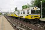 en57/671168/en57-1952-steht-mit-ein-langsamer-d-zug EN57-1952 steht mit ein langsamer D-Zug Pardubice (CZ)--Wroclaw (PL) am 4 Juni 2013 in Pardubice-Pardubicky. Dieser fahrt verlauft über Usti-nad-Orlici und biegt nach KJlodzko ab.
